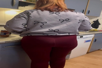 19 jaehrige zeigt geilen Arsch beim kochen