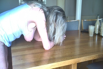 Erst Dildo dann von hinten am Tisch