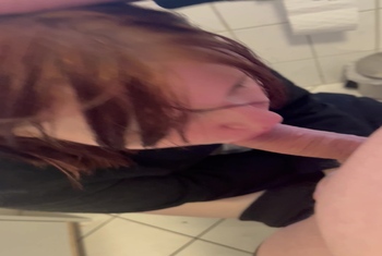 Toilet Blowjob von 18 jaehriger Berlinerin