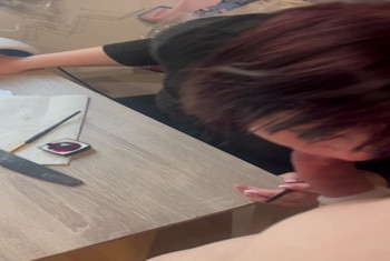 Multitaskingfaehig Naegel machen und lutschen