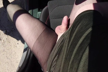 Geiles Abspritzen bei geöffneter Tür im Auto