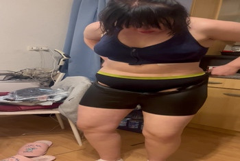 Franny probiert ihr neuen bestellten Teile an Teil4