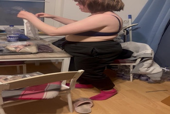 Franny probiert ihre Onlinebestellung teil4