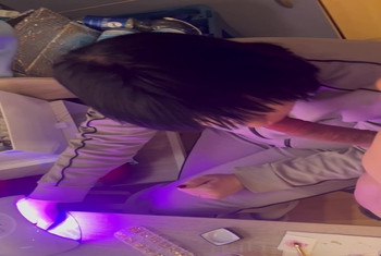 19 jaehrige gibt Blowjob beim Naegel machen