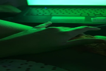 Ich spiele mit meinem heißen Fötzchen