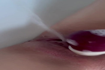 geile Squirts unter der Dusche!