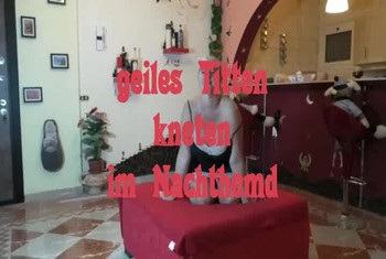 Geiles Titten kneten im Nachthemd