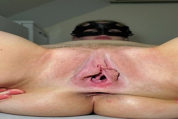 Ich zeige dir meine offene Muschi, meinen Kitzler, meine langen Schamlippen und meinen Hymen Rest! D