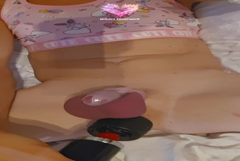 Femboy-Clit spritzt im Keuschheitskäfig