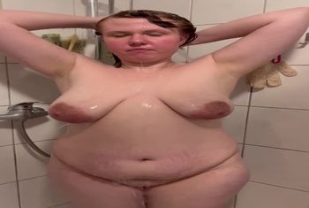 18jaehrige mit 85E Boobs liebt es unter der Dusche beobachtet zu werden