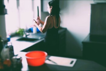 Küchen Geheimnis… Dicke Gurke im Catsuit … von der Fotze zum Salat