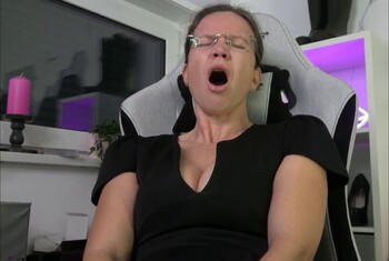 Im Büro einen Porno gesehen und die Tür angelehnt