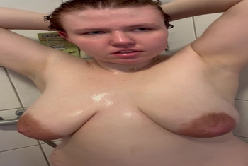 18 jaehrige mit grossen Titten unter der Dusche