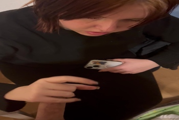 18jaehrige Berlinerin gibt Handjob in Kueche