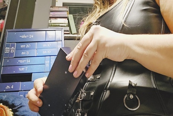 Liesas Fetisch-Adventskalender Türchen 5 – Prickelndes Gleitgel im Sklavenarsch