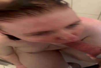 Erstes mal wieder mit neuen Titten unter der Dusche gelutscht