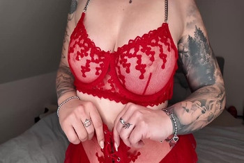 Ich verführe Dich in heißen roten Dessous !