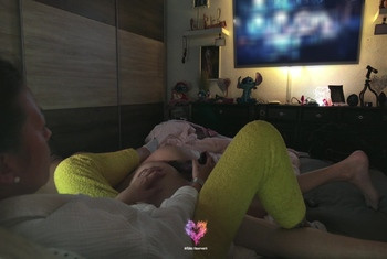 TV Time Pegging Explosion Sie fickt meinen Arsch beim Serie schauen