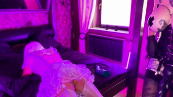 Lady dreht Tintentrapon