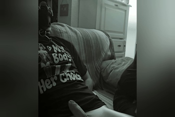 Ruinierter Sklaven Orgasmus auf Couch bevor Ehefotze kommt