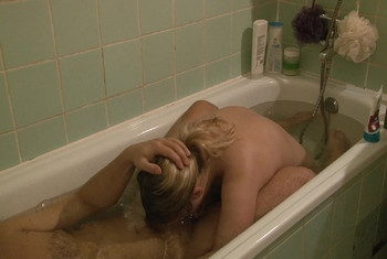 Atemkontrolle und Extreme Deepthroat in der Wanne unter Wasser