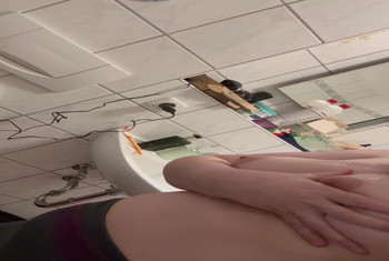 Geile schmiert sich die Titten mit Gleitgel ein