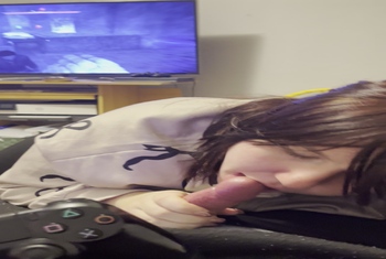 Teen lutscht ihr freund zockt Playstaion