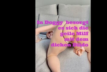 In Doggy besorgt es sich die geile Milf mit dem dicken Dildo