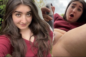 Nachbarn beim Kaffeekränzchen gestört? Ich ficke meine Pussy im Garten und squirte!!