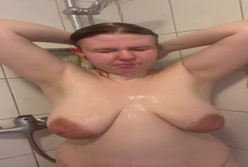 Franny liebt es sich beim duschen filmen zu lassen