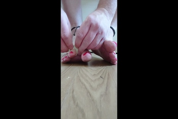 Die kleinen Handschellen an meinen nackten Zehen