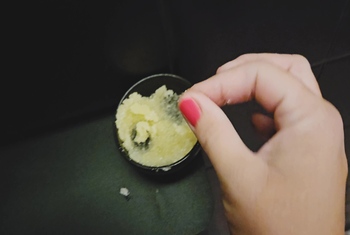 Du kleiner Spanner, du! Du liebst es, meine geilen Füße zu beobachten!