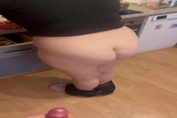 19jaehrige zeigt ihren Arsch beim kochen T2