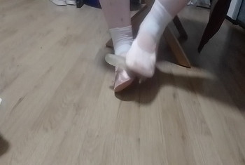 Meine ersten Gymnastikschläppchen mit weißen Socken