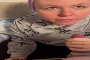 18 jaehrige Berlinerin liebt es am Schwanz zu saugen