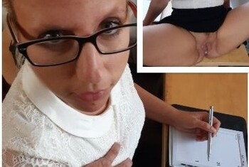 Büro-Creampie! Blonde Sekretärin macht die Beine breit