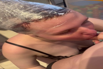 Franny lutscht auf den Knien beim Haare faerben