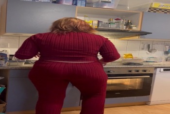 18jaehrige Berlinerin beim backen