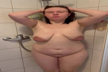 Franny liebt es unter der Dusche zu zeigen
