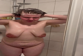 18jaehrige Berlinerin liebt es sich unter der Dusche filmen zu lassen