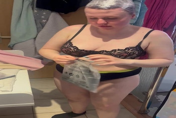 Franny probiert ihre Onlinebestellung