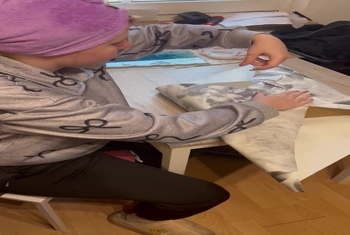 18jaehrige Berlinerin packt ihre Geschenke ein