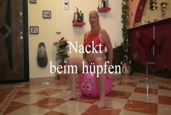 nackt beim hüpfen