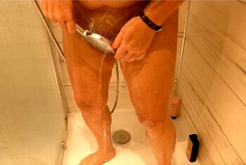 Ich mach es mir geil unter der Dusche, bis ich komme