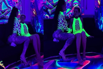 Neonlicht mit 2 verrückten Girls