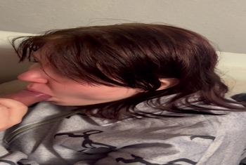 18jaehrige Schlampe lutscht gerne am Schwanz