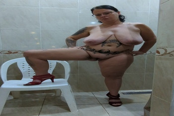 Pissen. Lasse nackt mit Heels meinen golden Saft laufen! Geile deutsche tätowierte Amateurin!