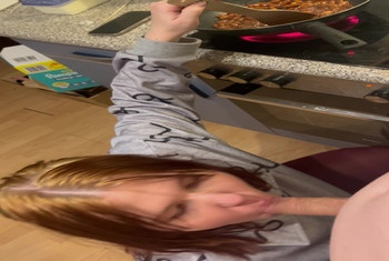 18jaehrige Berlinerin ist multitasking faehig Blasen und kochen