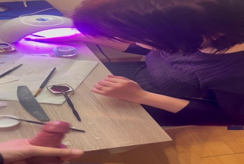 Naegel machen und Freund wichst sich fertig dabei