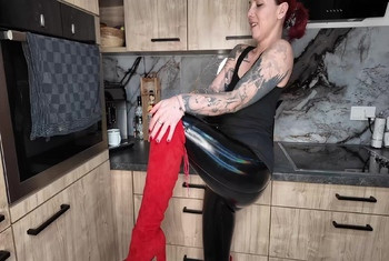 Lackleggins und rote Overknees  Gefällt dir mein Outfit?